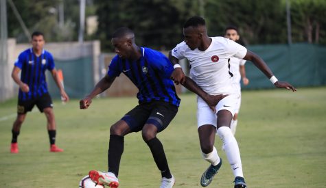 Duel entre un joueur de l'Athlético Marseille et un joueur de l'US Endoume, photographie publiée par le club en 2018
